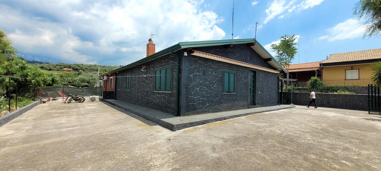 Vista d’insieme della casa con rivestimento decorativo effetto pietra lavica