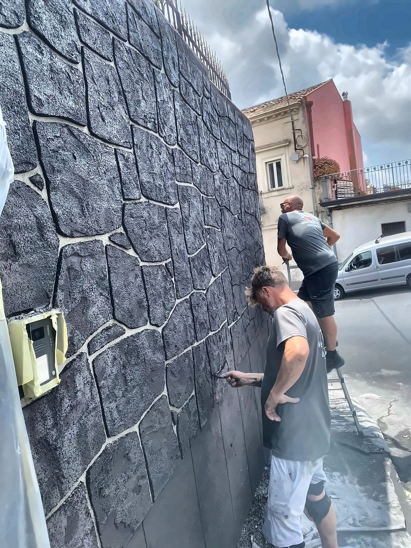 Lavorazione di un muro effetto pietra lavica