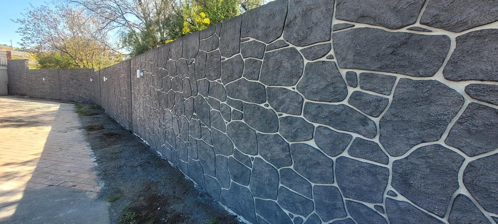 Muro di cinta con rivestimento decorativo completato da Mural Lodi