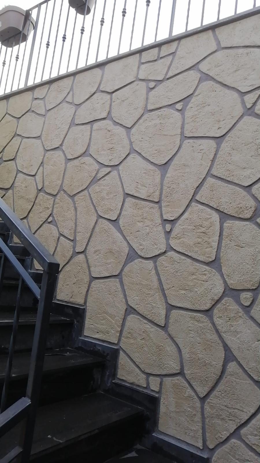 Rivestimento decorativo effetto opus incertum realizzato da Mural Lodi